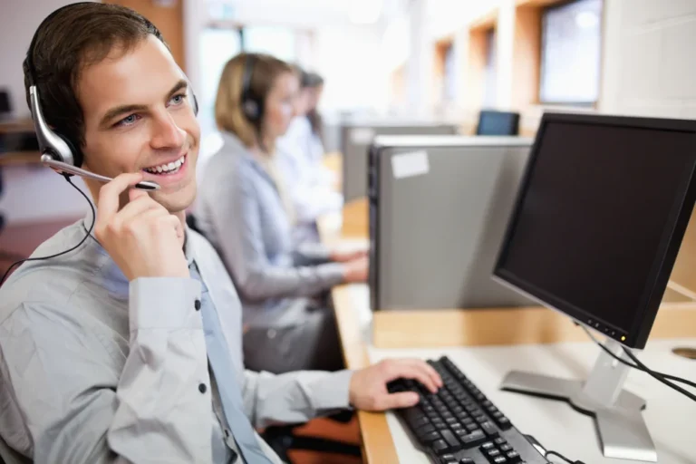Smiling-assistant-using-a-headset-in-a-call-center-1